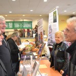 M.le Maire Jean Cambon et M. Paris s’entretie,nnent avec Roger Cavalié, l’auteur de « Le  vieux cartable » .