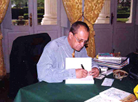L’auteur dédicace ses ouvrages au Palais Niel (Q.G. de la 11° BP)