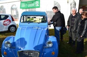 Jérémy Dalbin prend possession de la 2CV en présence de Jean Ramond coordinateur du Téléthon et Maître Lacombe Huissier de Justice à Caussade. Photo Robert Linas.