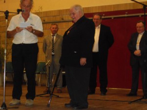 Jean-Paul Albert, Maire de Monclar pendant son allocution et l'Abbé Raymond Laurens. A l'arrière plan on reconnaît les Maires M. Paulin, Bernard Pezous et Monseigneur Bernard Ginoux