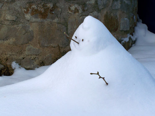 Sur la place de la Mairie, les enfants ont réussi à faire un bonhomme de neige