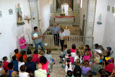 Tout le monde s'est rassemblé dans la chapelle.  