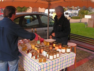 Christian et le produit de ses abeilles