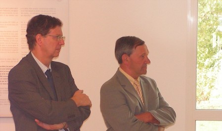 Thierry CARCENAC, député du Tarn et Président du Conseil Général, et Georges PAULIN, Conseiller Général du canton de Salvagnac et Vice Président, écoutent attentivement les explications de Colin PAINTER.