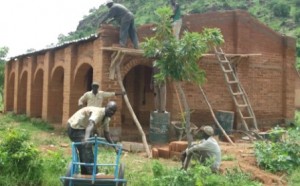 Jean-Claude Mauco, de l’association Kana Dougou Bla, suit la progression du chantier du centre de formation. 
