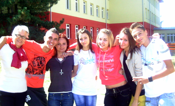 Les quatre jeunes à accueillir sont Gargak (16 ans), premier garçon à gauche sur la photo – après Marika, la correspondante de Talents de terroirs en Hongrie ; Noémia (17 ans), 3° - avec le pendentif-croix ; Lila (15 ans), 5° (cheveux courts) et Szabolcs, 16 ans (garçon à droite).