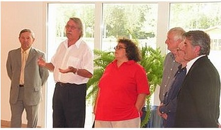 Yves RAYMOND présente l'exposition en présence des artistes JULIETTE et Colin PAINTER, de Bernard MIRAMONT maire de Salvagnac et président de la Communauté de Commune.