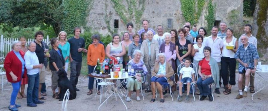 Soleil et sourires présidaient à ce premier repas de hameau. Source : La Dépêche