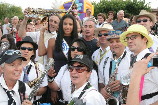 Miss France entourée de la fanfare - Photo Gilbert Aubert Miss France entourée de la fanfare - Photo Gilbert Aubert