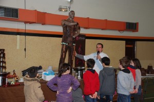 Démonstration de Pascal SERRIER, maître chocolatier DeNeuville, sous le regard attentif des enfants.