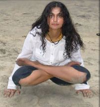 Smriti Singh de Varanasi vient partager ses connaissances profondes du Yoga traditionnel.