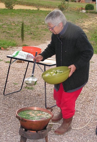 Michèle nous prépare une soupe de légumes...une vraie!