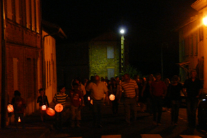 Les villageois finissent le tour du village éclairés de leur lampion.
